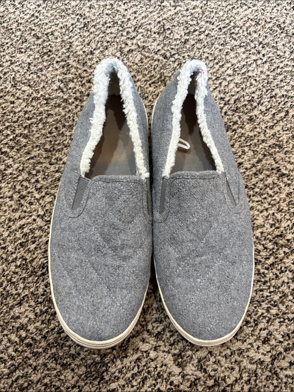 Women’s Old Navy Gray Quilted Slip-On Shoes with Sherpa Lining Size 10